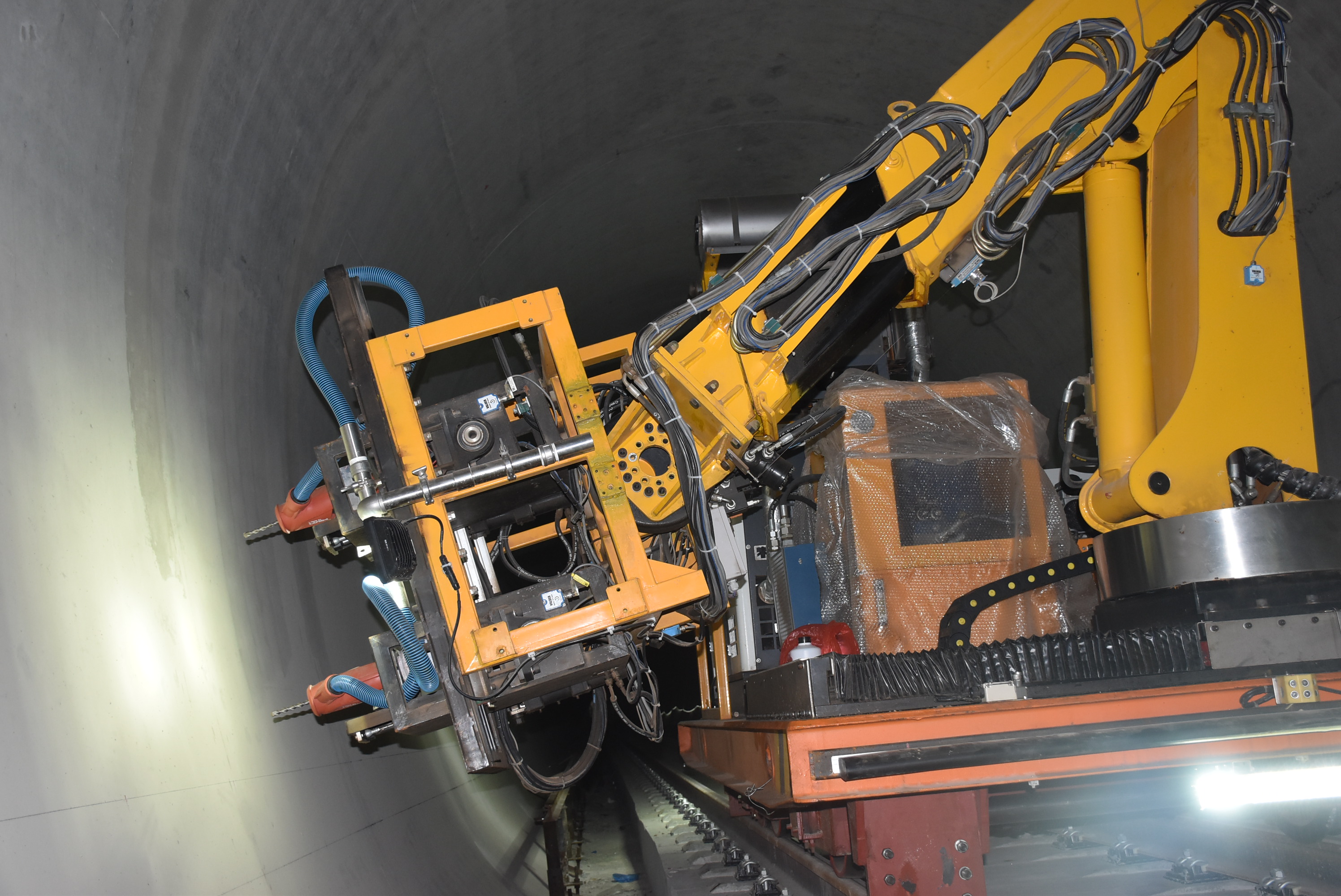 隧道打孔机器人实际应用作业2.JPG